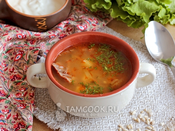 Рассольник с томатом, перловкой и солеными огурцами