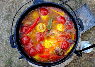 Шурпа в казане на костре из говядины