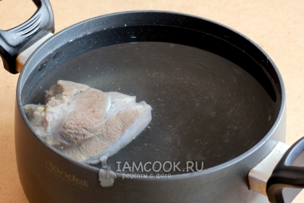 Рассольник с томатом, перловкой и солеными огурцами