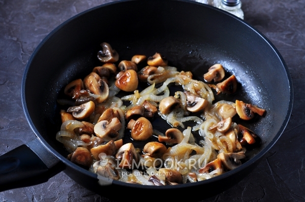 Салат с копченой куриной грудкой и шампиньонами