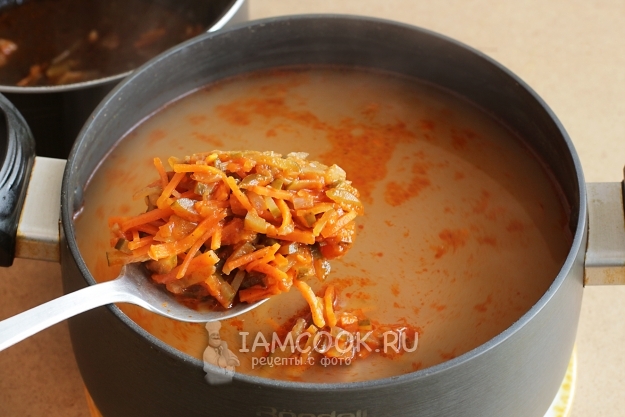 Рассольник с томатом, перловкой и солеными огурцами